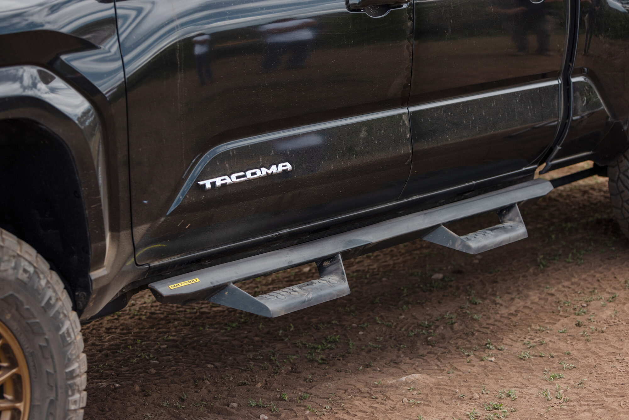 Smittybilt  Angular Drop Steps for 16-26 Toyota Tacoma - Crew Cab