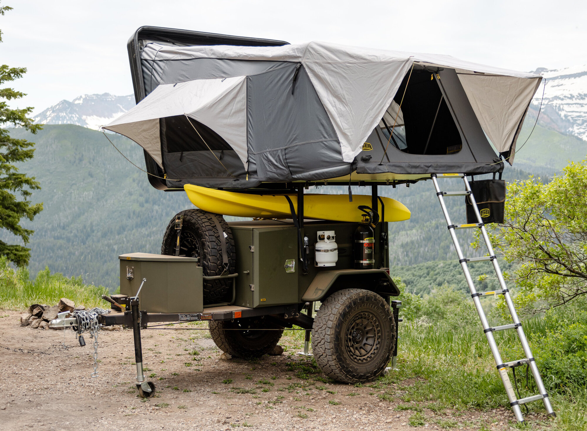 Smittybilt Overland XL Hard Shell Rooftop Tent